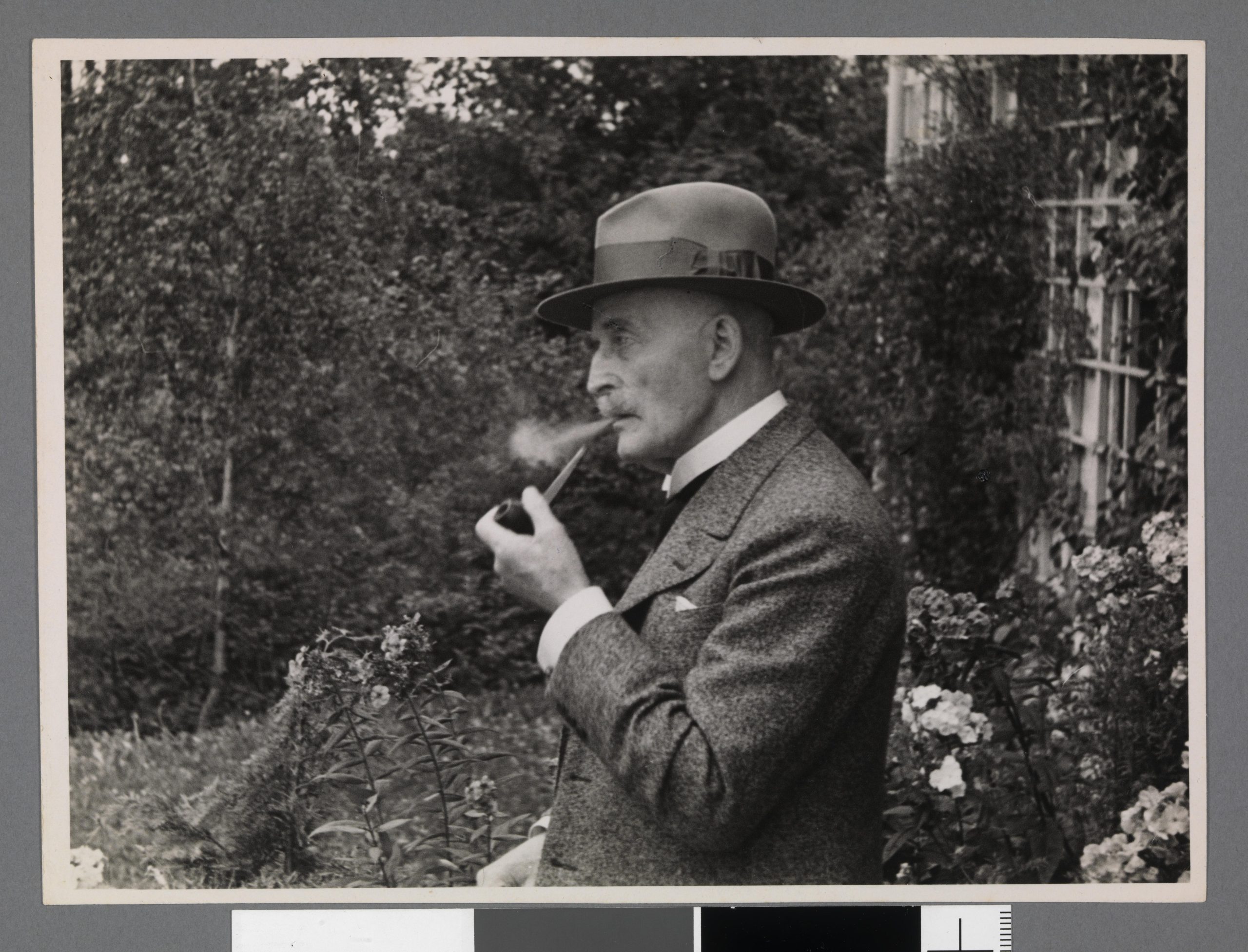 Knut Hamsun med pipe, 1936.